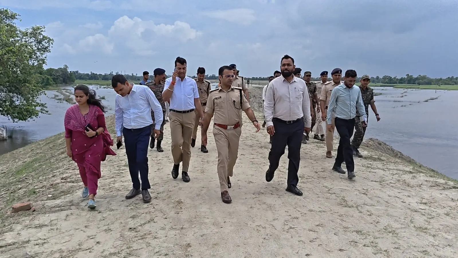 सुगौली में बाढ़ प्रभावित इलाकों का दौड़ा करते डीएम सौरभ सुमन यादव, एसपी स्वर्ण प्रभात व एसडीओ अरूण कुमार | Prabhat Khabar Network सुगौली में बाढ़ प्रभावित इलाकों का दौड़ा करते डीएम सौरभ सुमन यादव, एसपी स्वर्ण प्रभात व एसडीओ अरूण कुमार | Prabhat Khabar Network
