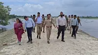 नेपाल में बारिश बढ़ी, विशुनपुरवा के टूटे तटबंध पर पहुंचे डीएम-एसपी, बाढ़ को लेकर प्रशासन हाई अलर्ट
