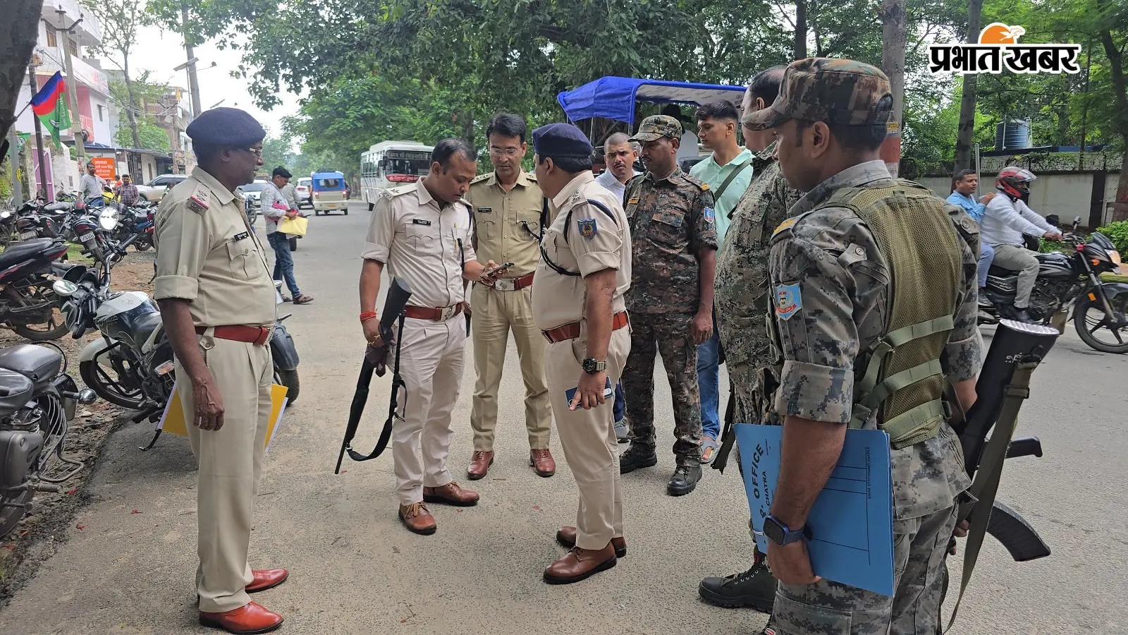 एसपी आवास के बाहर फायरिंग के बाद एकत्रित पुलिस के अधिकारी और कर्मचारी. फोटो: प्रभात खबर एसपी आवास के बाहर फायरिंग के बाद एकत्रित पुलिस के अधिकारी और कर्मचारी. फोटो: प्रभात खबर