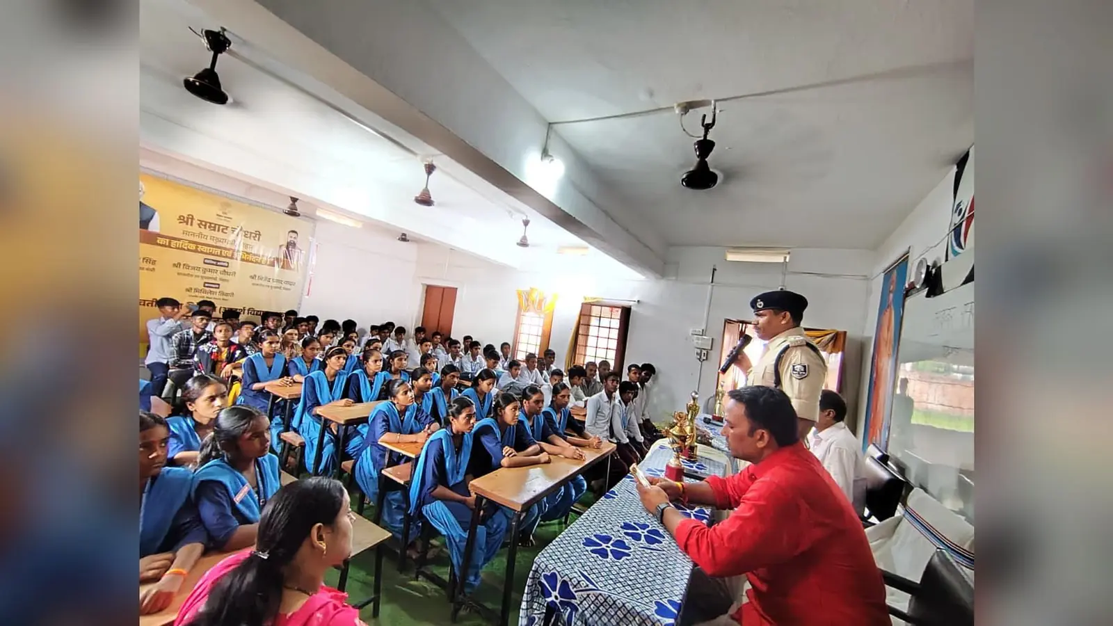 इंटर विद्यालय बुधौली में छात्रों को साइबर सुरक्षा के प्रति जागरुक करते पकरीबरावां थानाध्यक्ष. | Prabhat Khabar Network इंटर विद्यालय बुधौली में छात्रों को साइबर सुरक्षा के प्रति जागरुक करते पकरीबरावां थानाध्यक्ष. | Prabhat Khabar Network