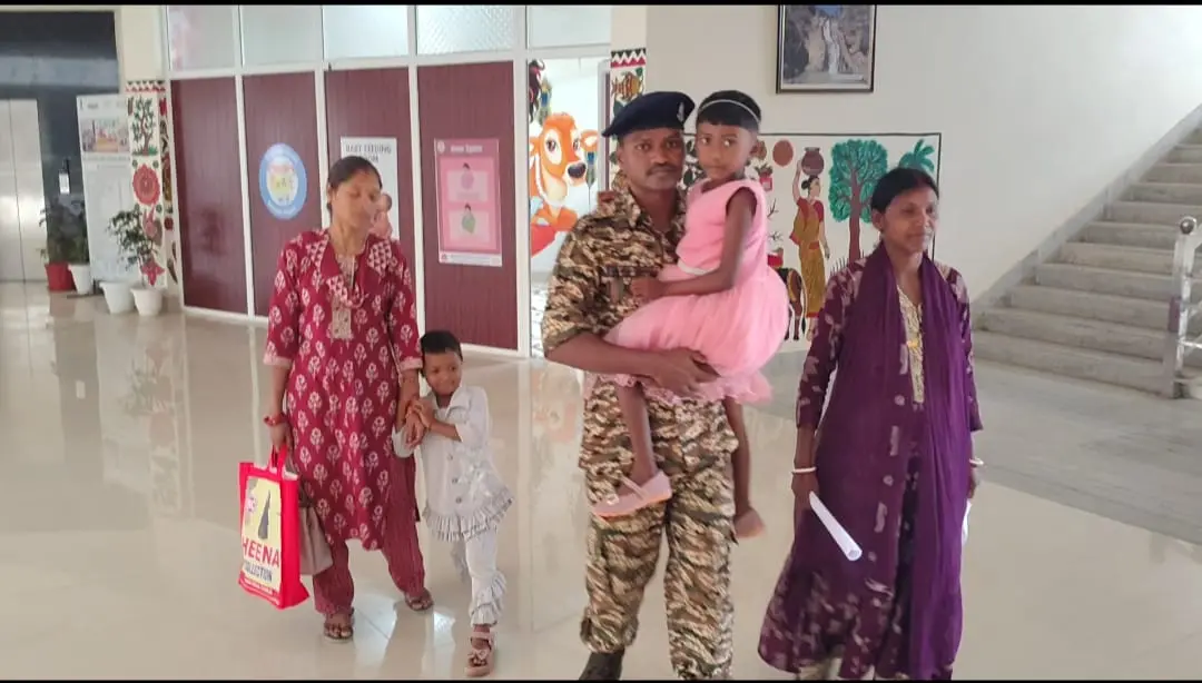 21 गुम 1 में डीसी से मिलने पहुंचे सेना के जवान व परिवार के लोग | Prabhat Khabar Network 21 गुम 1 में डीसी से मिलने पहुंचे सेना के जवान व परिवार के लोग | Prabhat Khabar Network