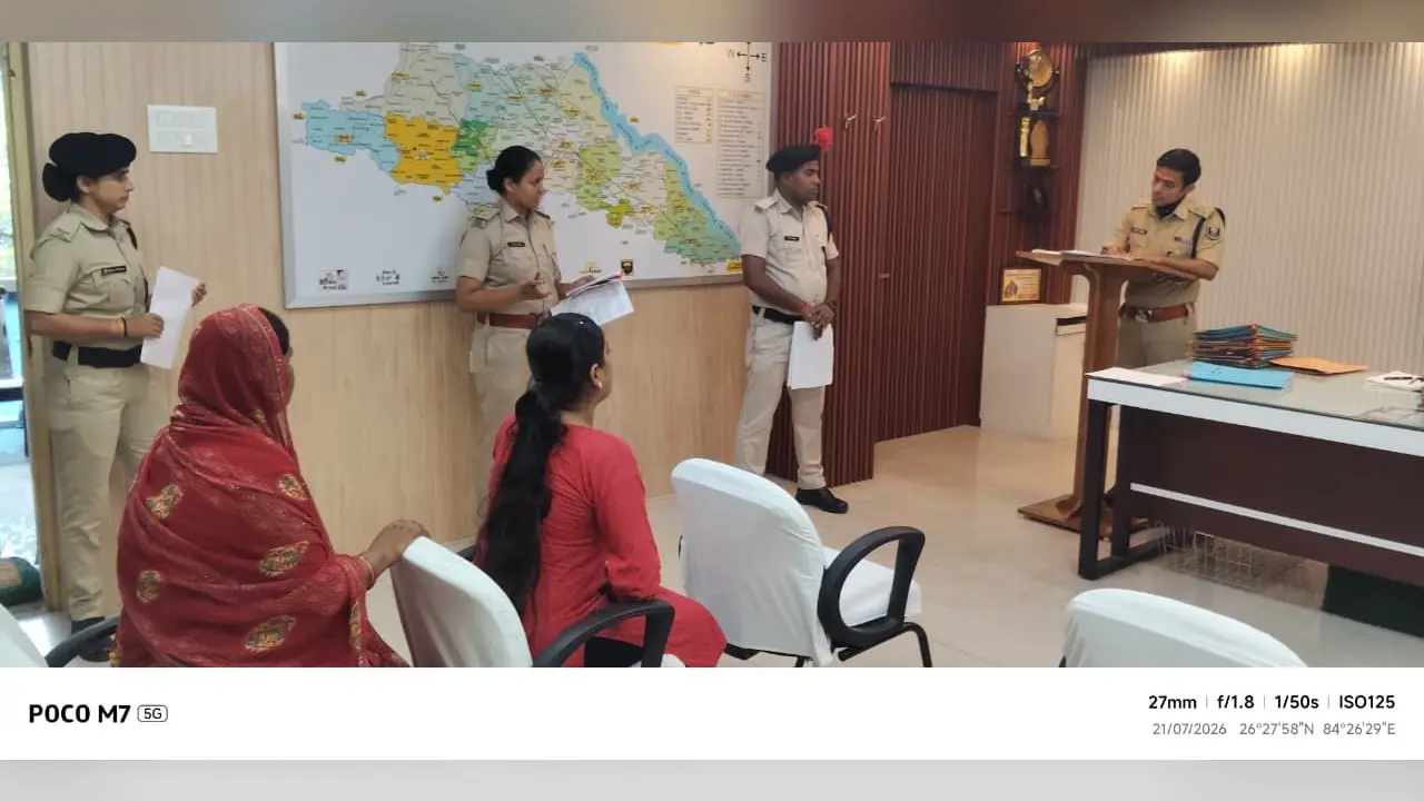 फोटो नं 104. कलेक्ट्रेट परिसर में जन शिकायतों के दौरान एसपी. | Prabhat Khabar Network फोटो नं 104. कलेक्ट्रेट परिसर में जन शिकायतों के दौरान एसपी. | Prabhat Khabar Network