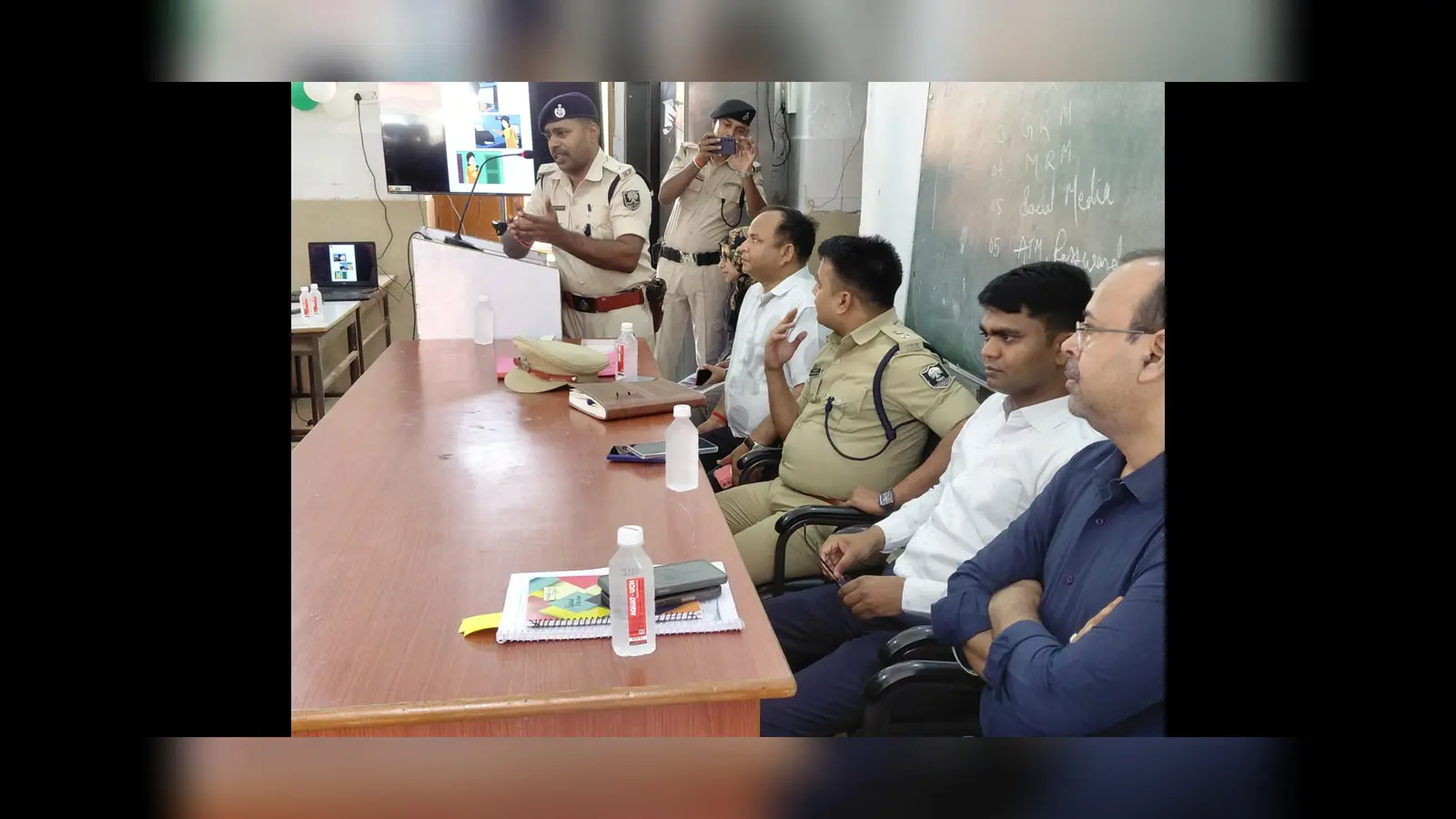 साइबर सिक्योरिटी के प्रति छात्रों को जागरूक करते डीएम व एसपी | Prabhat Khabar Network साइबर सिक्योरिटी के प्रति छात्रों को जागरूक करते डीएम व एसपी | Prabhat Khabar Network