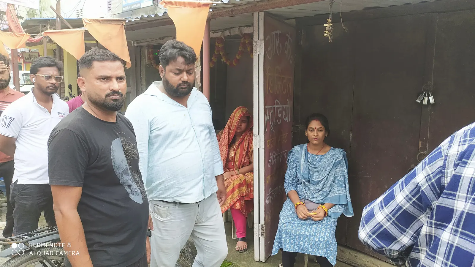 फोटो कैप्शन -----: घटना के बाद घटना स्थल पर पहुंचे लोगो को घटित घटना की जानकारी देती पीड़िता महिला | Prabhat Khabar Network फोटो कैप्शन -----: घटना के बाद घटना स्थल पर पहुंचे लोगो को घटित घटना की जानकारी देती पीड़िता महिला | Prabhat Khabar Network
