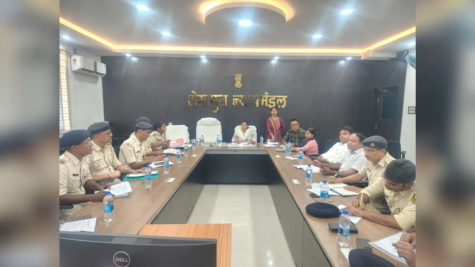 बैठक में शामिल अधिकारी और पुलिस | Prabhat Khabar Network बैठक में शामिल अधिकारी और पुलिस | Prabhat Khabar Network