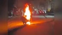 बेगूसराय: चलती बाइक में अचानक लगी भीषण आग, जिंदा जलने से बचे दंपती और बच्चे