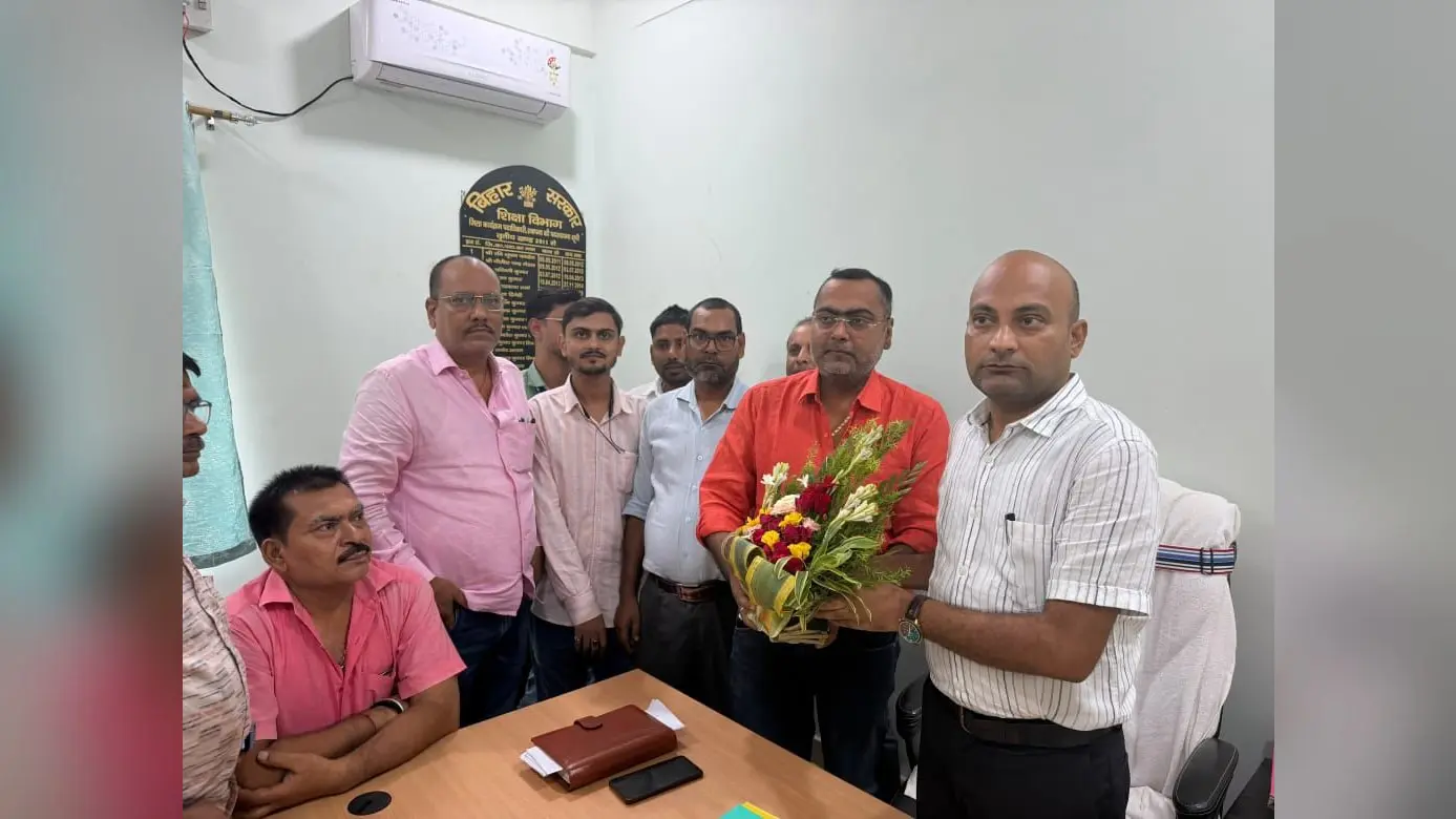 डीपीओ स्थापना का स्वागत करते लिपिक | Prabhat Khabar Network डीपीओ स्थापना का स्वागत करते लिपिक | Prabhat Khabar Network