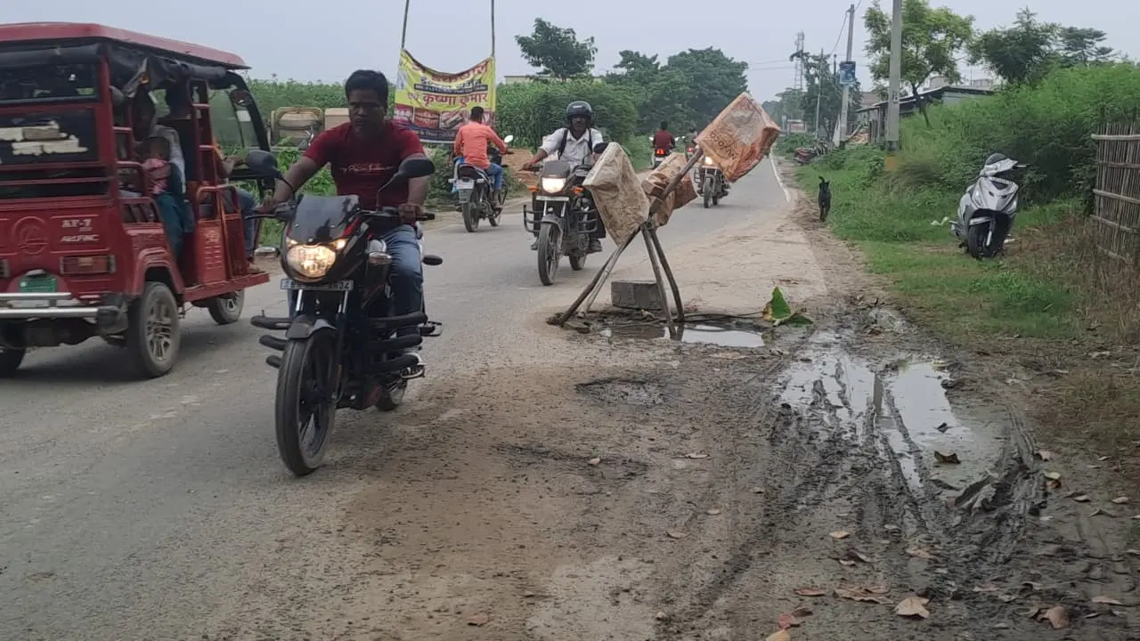 फोटो 1 कैप्शन: छोटे-बड़े गड्ढे दुर्घटना को दे रहे आमंत्रण | Prabhat Khabar Network फोटो 1 कैप्शन: छोटे-बड़े गड्ढे दुर्घटना को दे रहे आमंत्रण | Prabhat Khabar Network