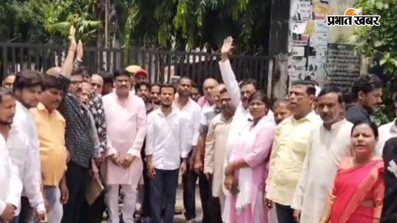 अयोध्या में प्रदर्शन करते सपा कार्यकर्ता अयोध्या में प्रदर्शन करते सपा कार्यकर्ता
