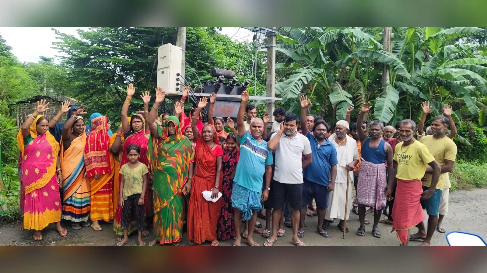 ट्रान्सफर्मर के समीप विरोध जताते बस्ती के लोग | Prabhat Khabar Network ट्रान्सफर्मर के समीप विरोध जताते बस्ती के लोग | Prabhat Khabar Network