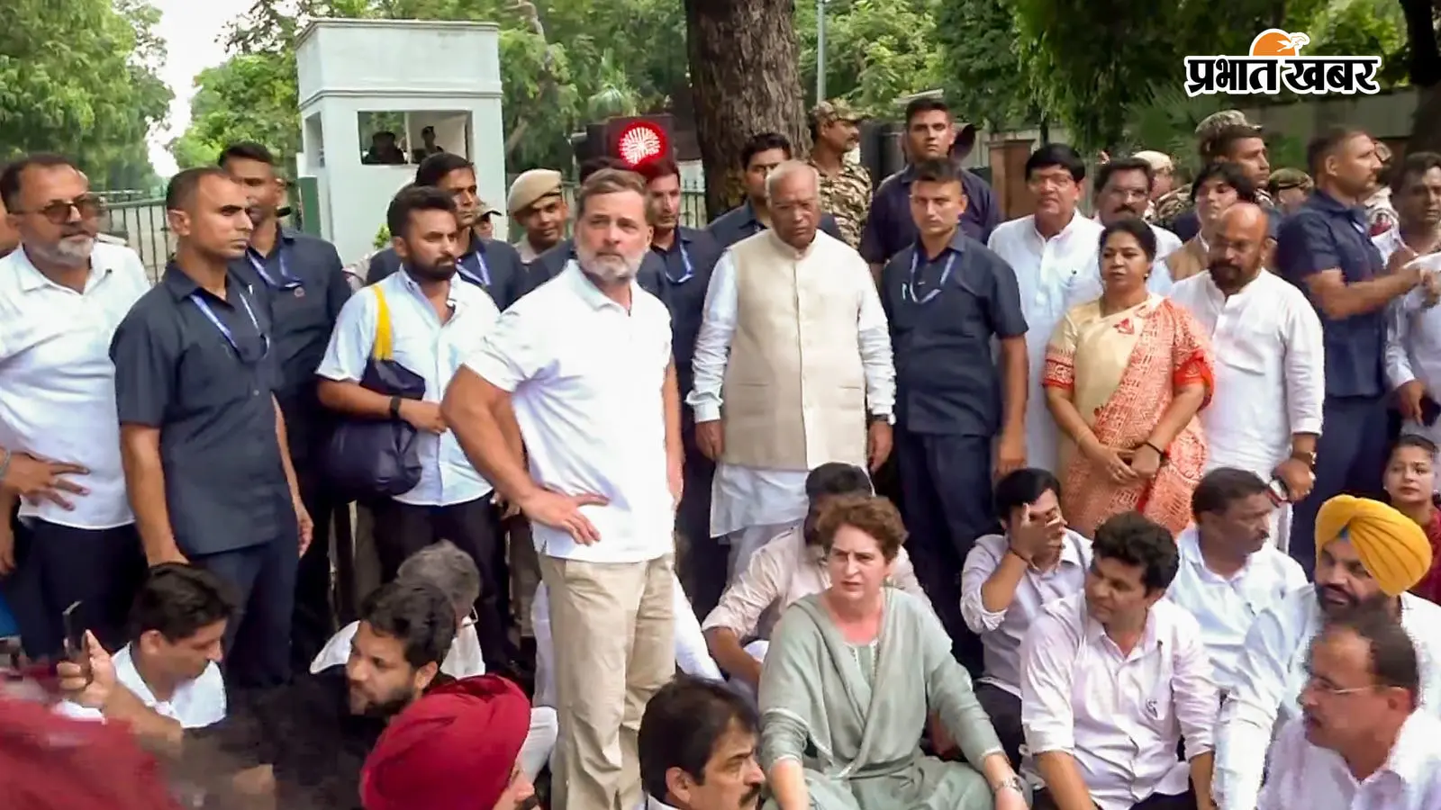 पीएम आवास के बाहर प्रदर्शन करते कांग्रेस के नेता, फोटो- पीटीआई पीएम आवास के बाहर प्रदर्शन करते कांग्रेस के नेता, फोटो- पीटीआई