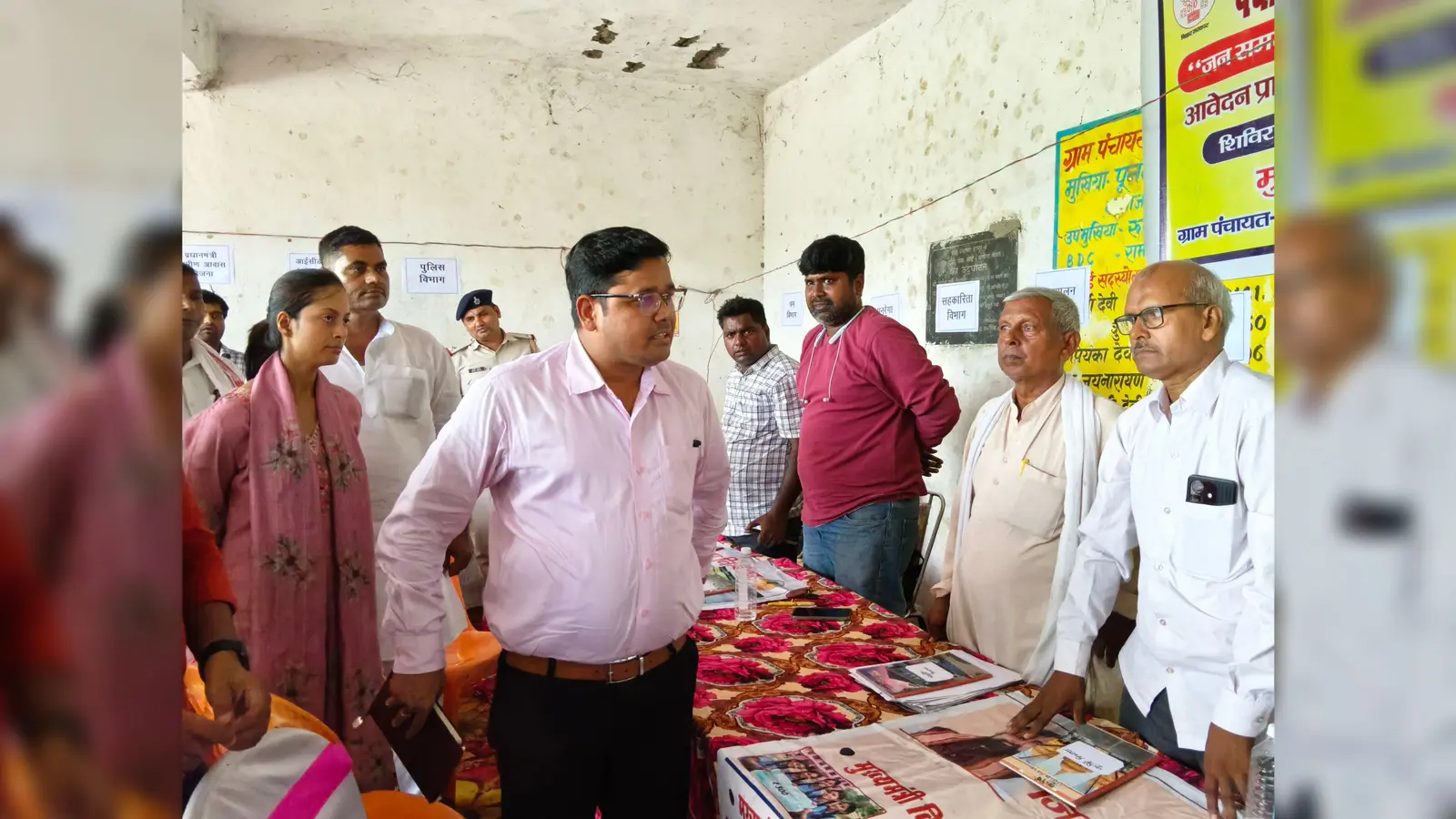 फोटो :- स्टॉल का निरीक्षण करते डिसीएलआर | Prabhat Khabar Network फोटो :- स्टॉल का निरीक्षण करते डिसीएलआर | Prabhat Khabar Network