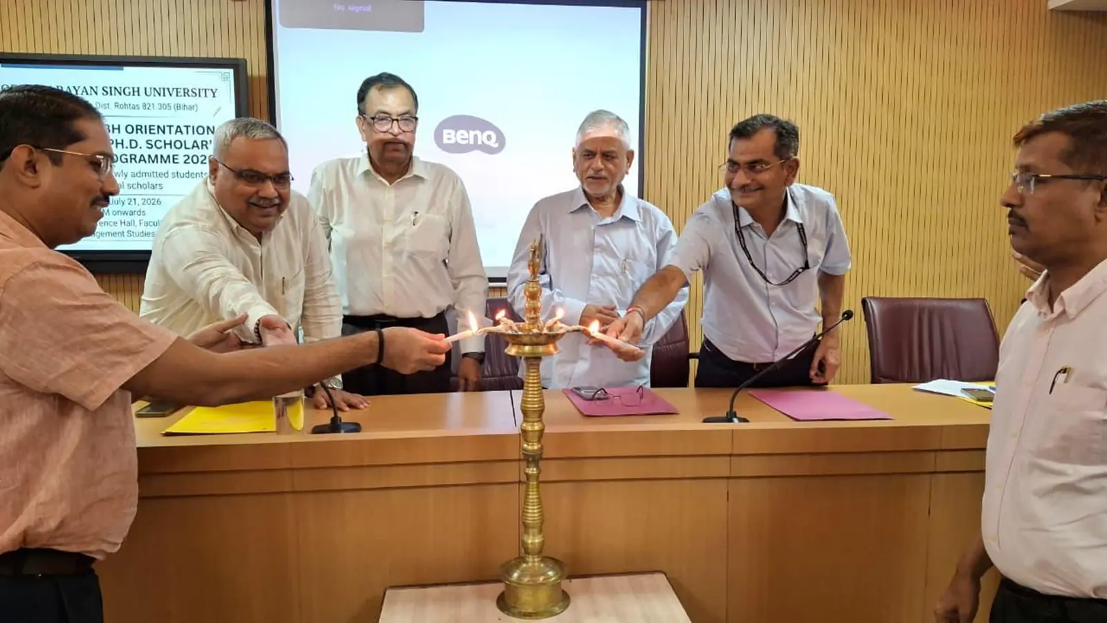 फोटो कैप्शन : गोपाल नारायण सिंह विश्वविद्यालय में आयोजित ‘दीक्षारंभ-2026’ कार्यक्रम का उद्घाटन करते अतिथि, संकाय सदस्य एवं पीएचडी शोधार्थी. | Prabhat Khabar Network फोटो कैप्शन : गोपाल नारायण सिंह विश्वविद्यालय में आयोजित ‘दीक्षारंभ-2026’ कार्यक्रम का उद्घाटन करते अतिथि, संकाय सदस्य एवं पीएचडी शोधार्थी. | Prabhat Khabar Network
