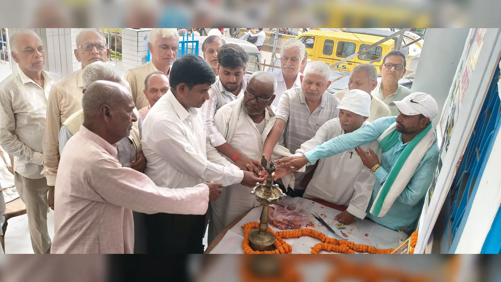 पूर्व अध्यक्ष की श्रद्धांजलि सभा देते संस्थान के सदस्य | Prabhat Khabar Network पूर्व अध्यक्ष की श्रद्धांजलि सभा देते संस्थान के सदस्य | Prabhat Khabar Network