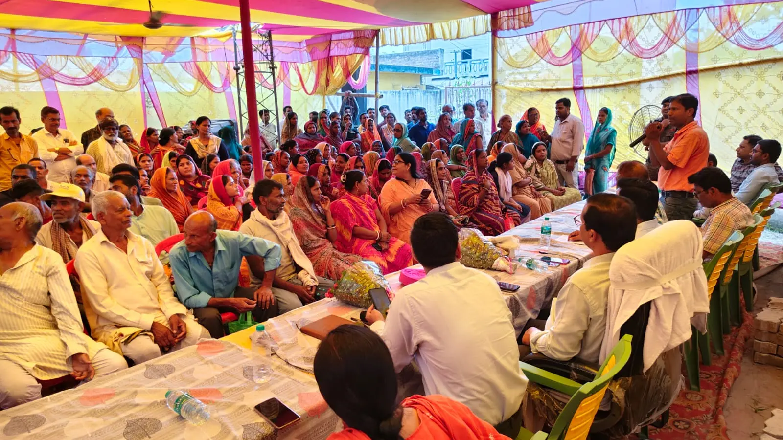 फोटो संख्या : 2 शिविर में आवेदनों का निष्पादन करते कर्मी | Prabhat Khabar Network फोटो संख्या : 2 शिविर में आवेदनों का निष्पादन करते कर्मी | Prabhat Khabar Network