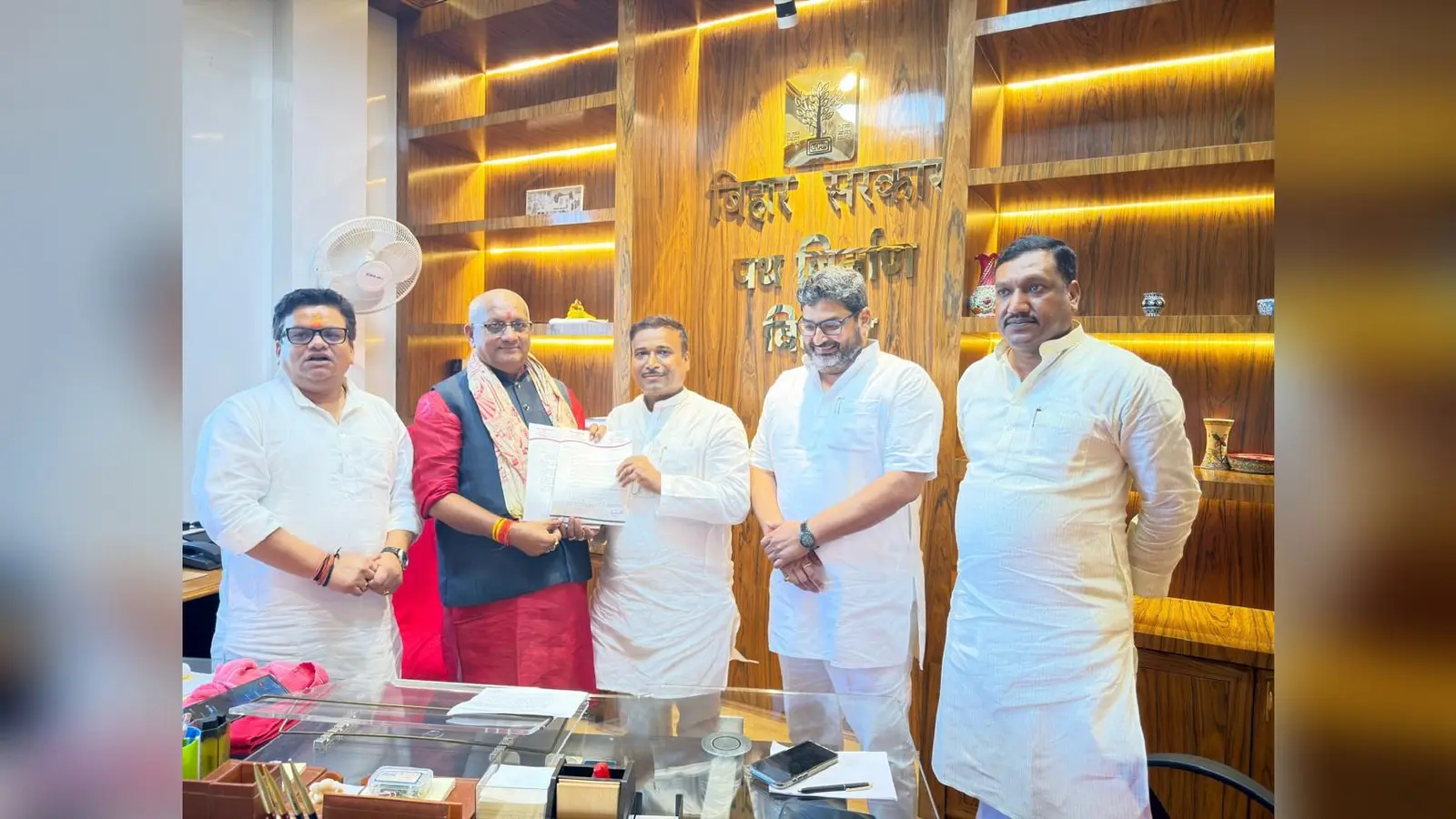 पथ निर्माण मंत्री से मिलते विधायक डॉ प्रकाशचंद्र एवं अन्य विधायक | Prabhat Khabar Network पथ निर्माण मंत्री से मिलते विधायक डॉ प्रकाशचंद्र एवं अन्य विधायक | Prabhat Khabar Network