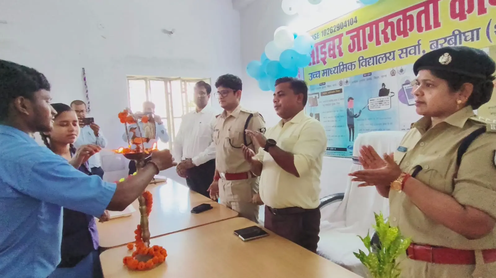 साइबर जागरूकता कार्यक्रम के उद्घाटन के मौके पर डीएम शेखर आनंद एवं अन्य. | Prabhat Khabar Network साइबर जागरूकता कार्यक्रम के उद्घाटन के मौके पर डीएम शेखर आनंद एवं अन्य. | Prabhat Khabar Network