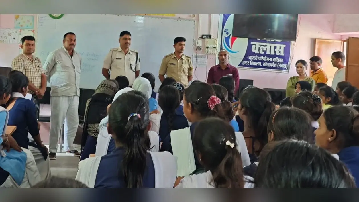 स्कूली बच्चों को जागरूक करते अधिकारी, | Prabhat Khabar Network स्कूली बच्चों को जागरूक करते अधिकारी, | Prabhat Khabar Network