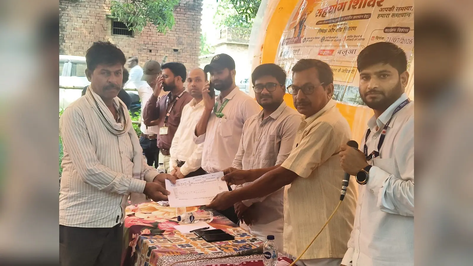 सहयोग शिविर में रैयतों को प्रारंभिक खतियान की प्रति उपलब्ध कराते पदाधिकारी व जनप्रतिनिधि | Prabhat Khabar Network सहयोग शिविर में रैयतों को प्रारंभिक खतियान की प्रति उपलब्ध कराते पदाधिकारी व जनप्रतिनिधि | Prabhat Khabar Network