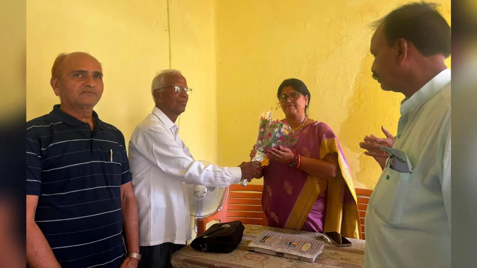 विधायक का स्वागत करते पेंशनर. | Prabhat Khabar Network विधायक का स्वागत करते पेंशनर. | Prabhat Khabar Network