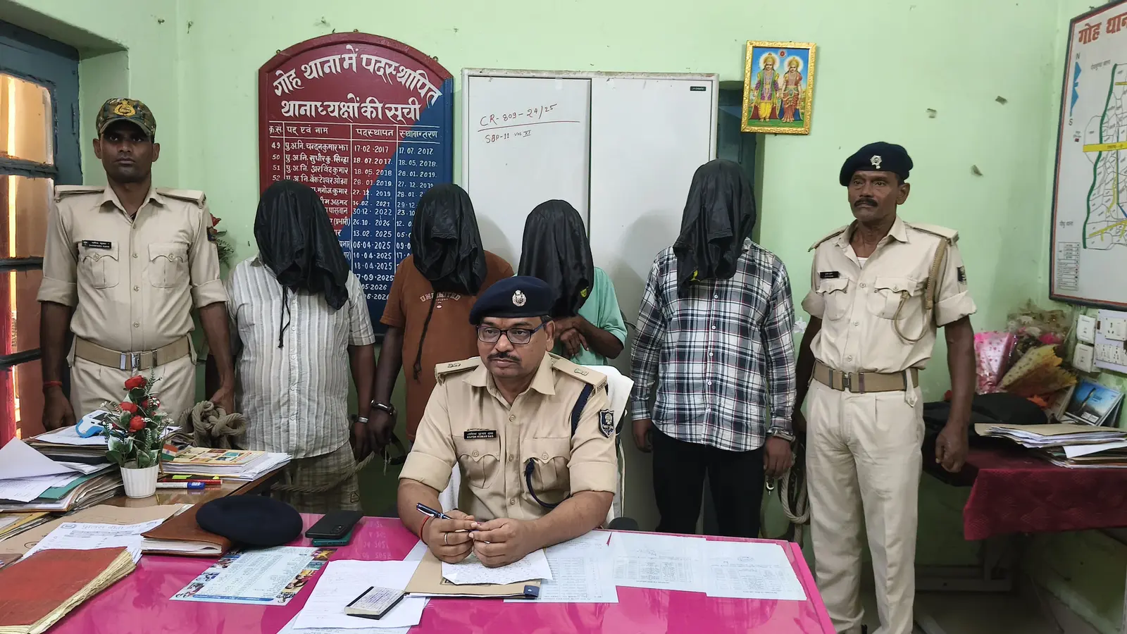 जानकारी देते एसडीपीओ व गिरफ्तार आरोपित | Prabhat Khabar Network जानकारी देते एसडीपीओ व गिरफ्तार आरोपित | Prabhat Khabar Network