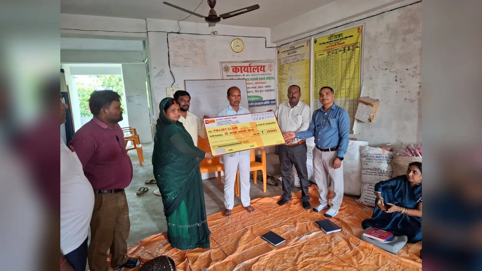 आश्रित को मुआवजा देते एलडीएम एनके चौधरी | Prabhat Khabar Network आश्रित को मुआवजा देते एलडीएम एनके चौधरी | Prabhat Khabar Network