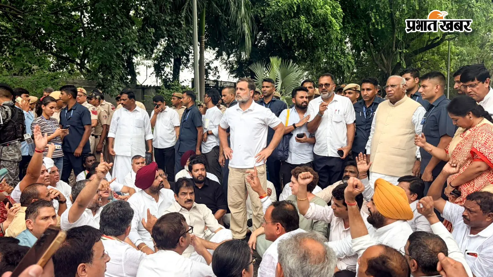 Congress Protest: पीएम आवास के बाहर कांग्रेस का प्रदर्शन, दिल्ली पुलिस ने राहुल-प्रियंका गांधी को हिरासत में लिया