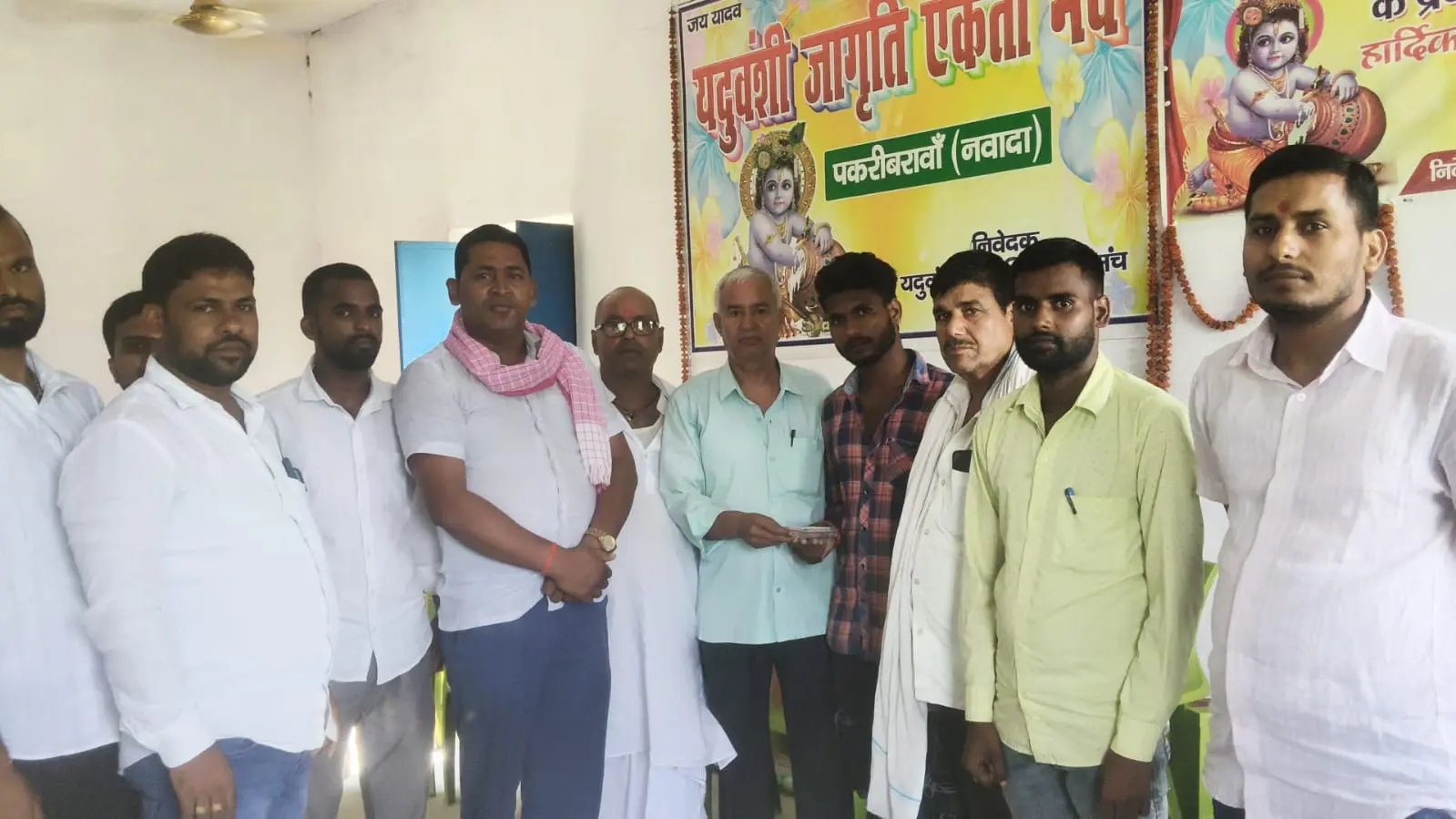 पीड़ित परिवार को आर्थिक सहायता देते जागृति एकता मंच पकरीबरावां के सदस्य. | Prabhat Khabar Network पीड़ित परिवार को आर्थिक सहायता देते जागृति एकता मंच पकरीबरावां के सदस्य. | Prabhat Khabar Network