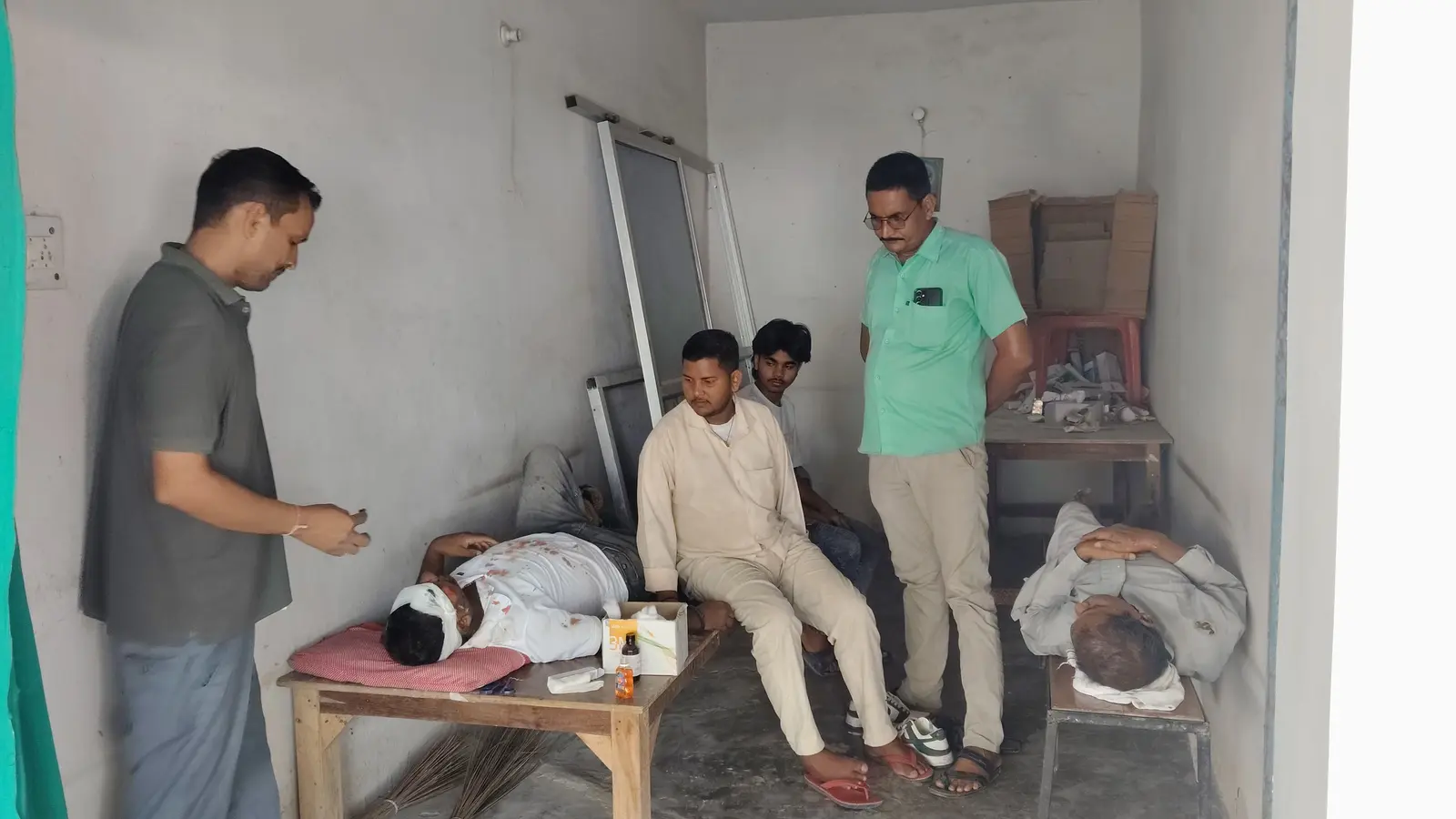 निजी अस्पताल में घायलों का उपचार करते चिकित्सक | Prabhat Khabar Network निजी अस्पताल में घायलों का उपचार करते चिकित्सक | Prabhat Khabar Network
