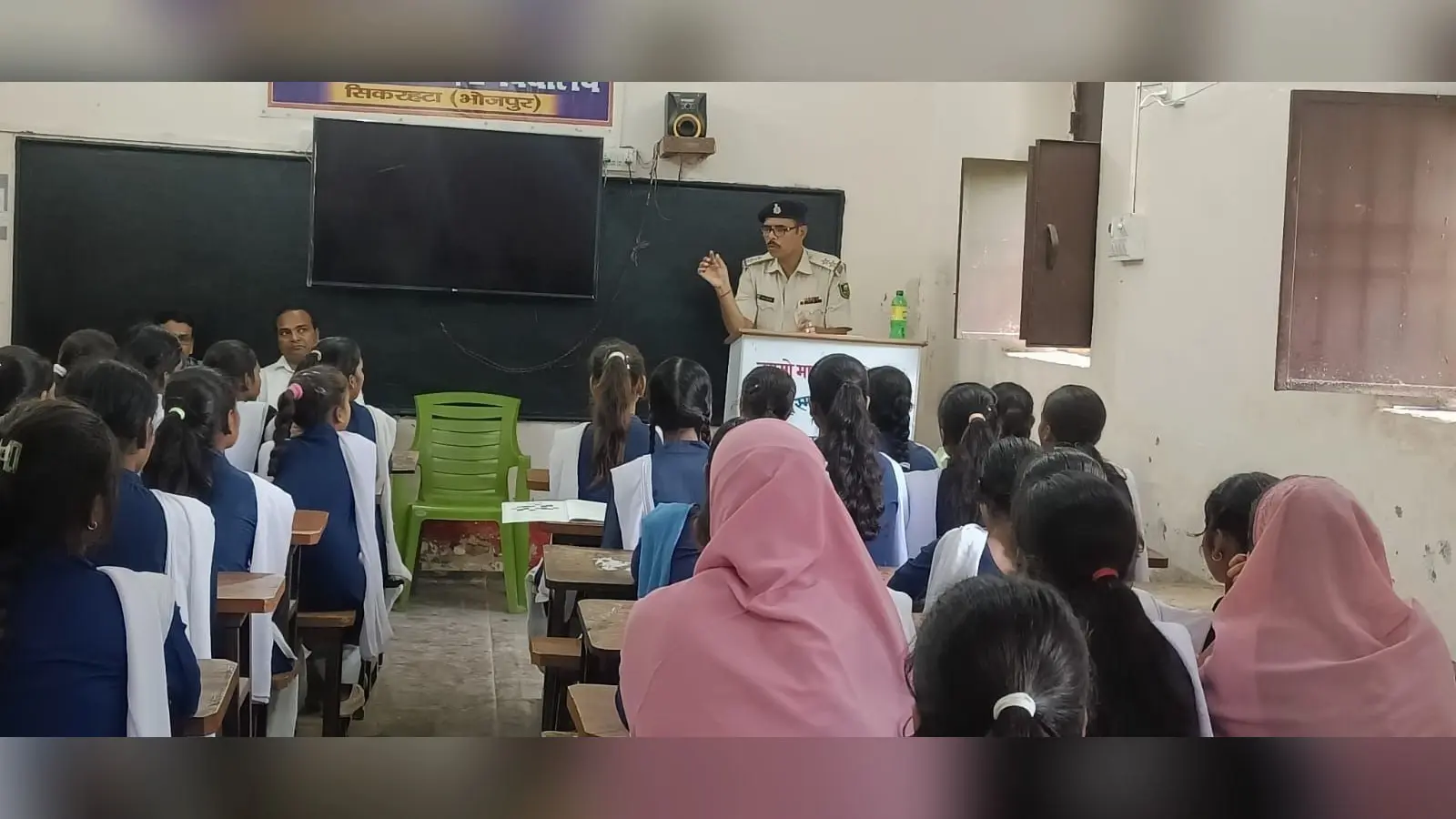 छात्रों को साइबर सुरक्षा को जागरूक करते पदाधिकारी | Prabhat Khabar Network छात्रों को साइबर सुरक्षा को जागरूक करते पदाधिकारी | Prabhat Khabar Network