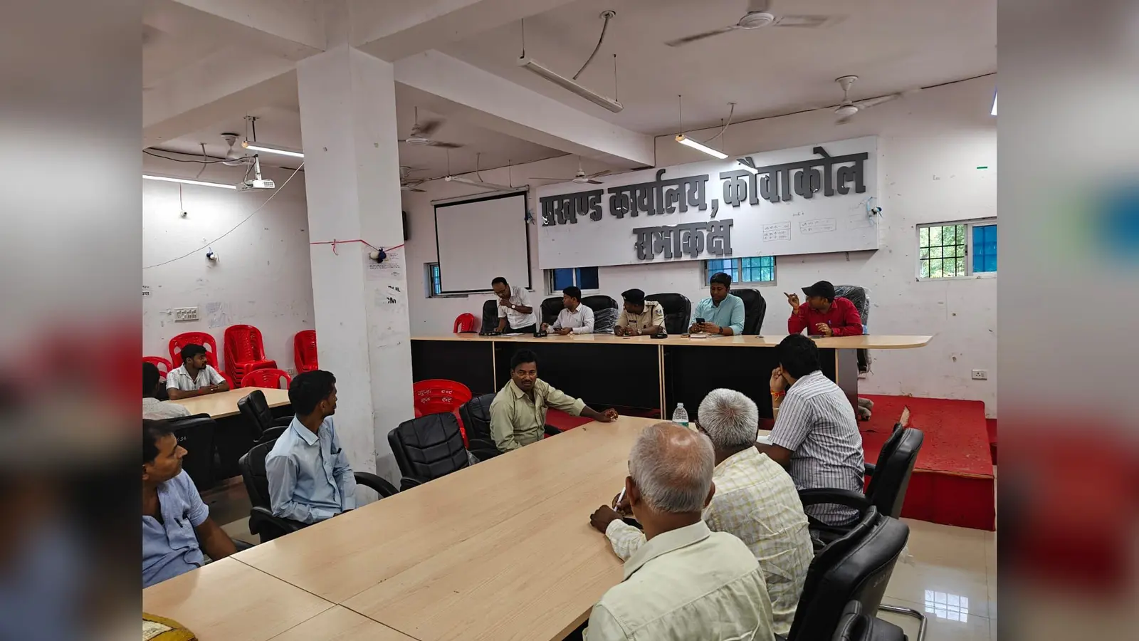 दिलरों के साथ बैठक करते अधिकारी, | Prabhat Khabar Network दिलरों के साथ बैठक करते अधिकारी, | Prabhat Khabar Network