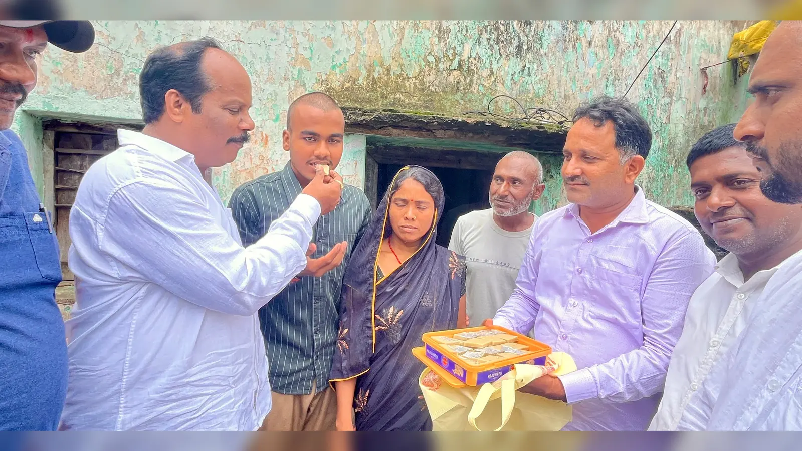 नीट के सफल छात्र को सम्मानित करते विधायक | Prabhat Khabar Network नीट के सफल छात्र को सम्मानित करते विधायक | Prabhat Khabar Network