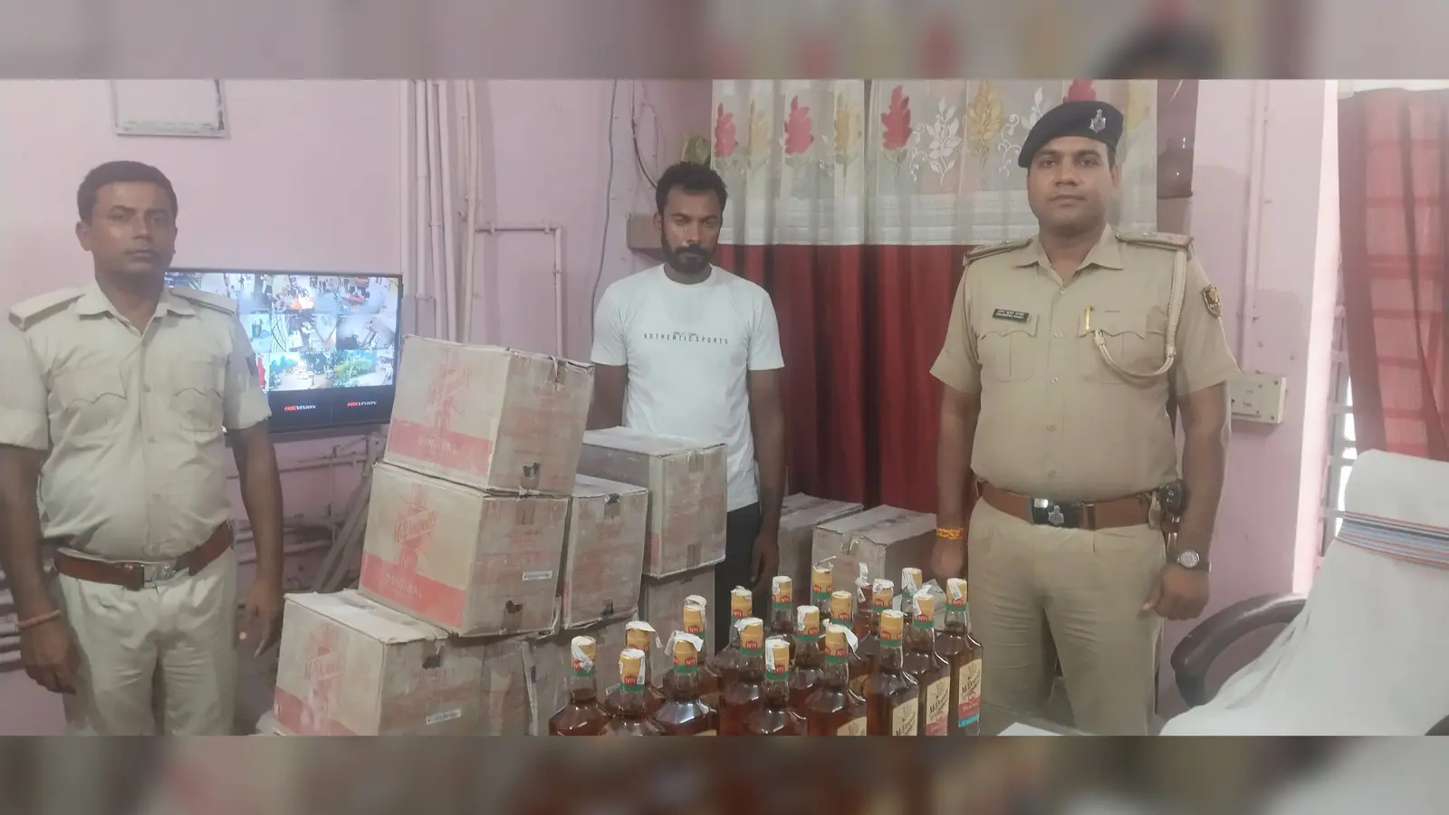 मधुबन पुलिस द्वारा बरामद शराब के गिरफ्तार तस्कर व पुलिस अधिकारी | Prabhat Khabar Network मधुबन पुलिस द्वारा बरामद शराब के गिरफ्तार तस्कर व पुलिस अधिकारी | Prabhat Khabar Network