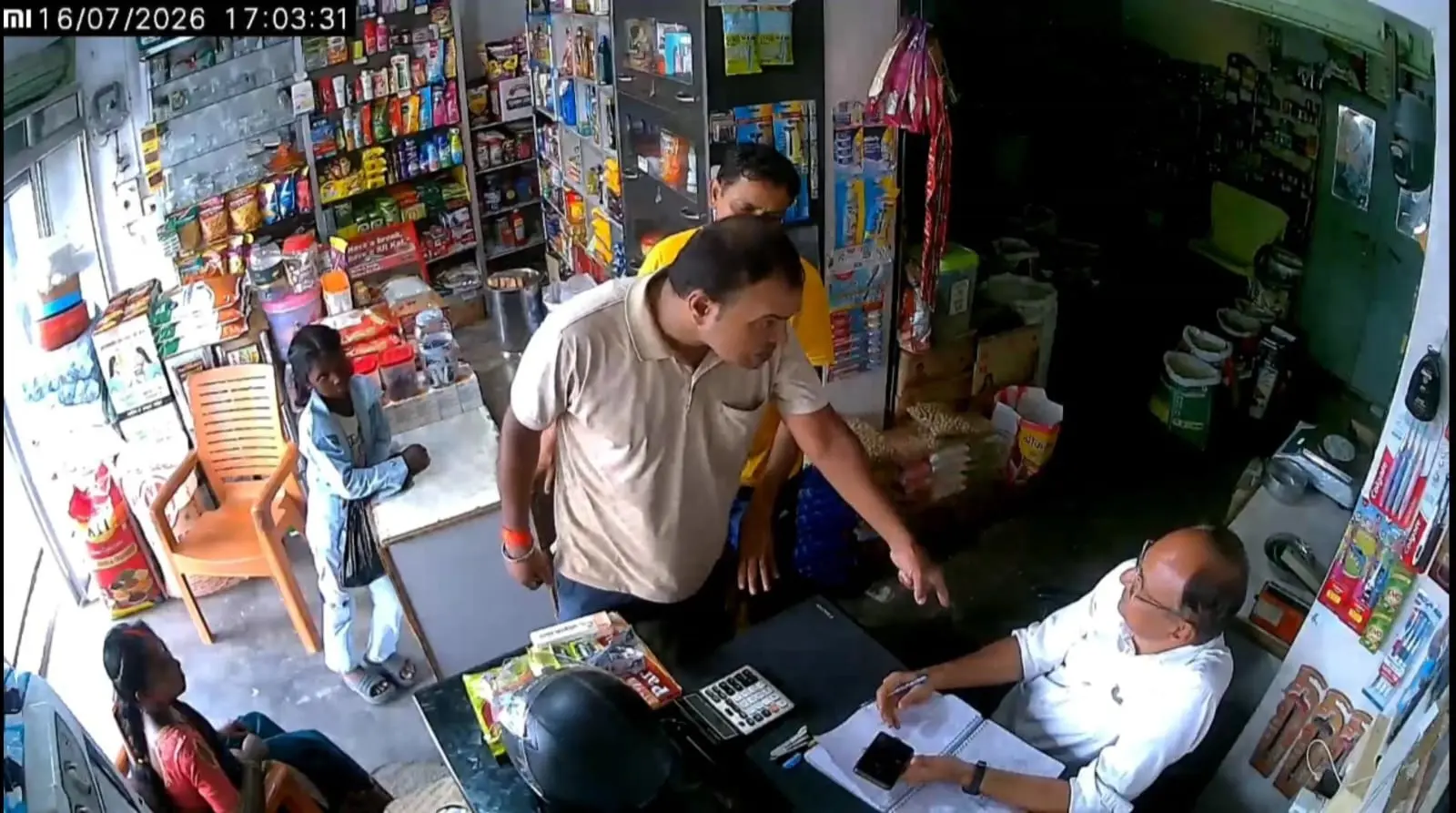 दुकानदार को धमकाते आरोपी व्यक्ति की तस्वीर | Prabhat Khabar Network दुकानदार को धमकाते आरोपी व्यक्ति की तस्वीर | Prabhat Khabar Network