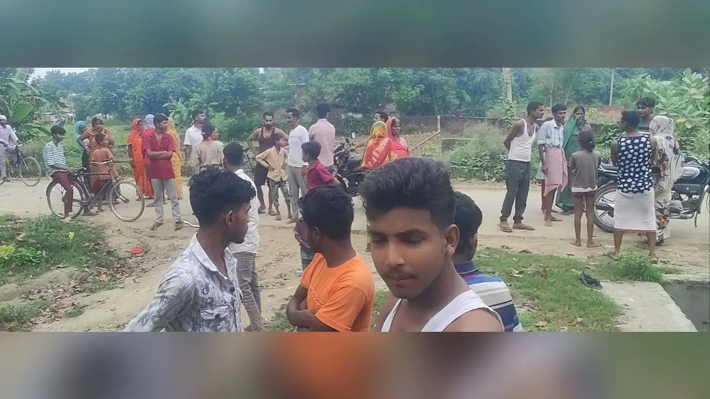 फोटो-3 घटनास्थल पर पहुंची भीड़. | Prabhat Khabar Network फोटो-3 घटनास्थल पर पहुंची भीड़. | Prabhat Khabar Network