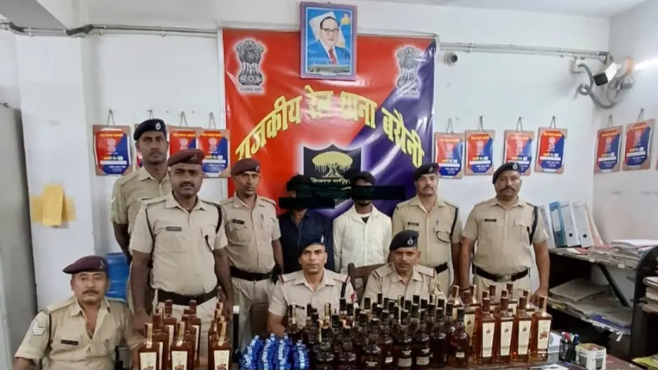 बरौनी जीआरपी पुलिस ने अंग्रेजी शराब के साथ दो धंधेबाज को किया गिरफ्तार | Prabhat Khabar Network बरौनी जीआरपी पुलिस ने अंग्रेजी शराब के साथ दो धंधेबाज को किया गिरफ्तार | Prabhat Khabar Network
