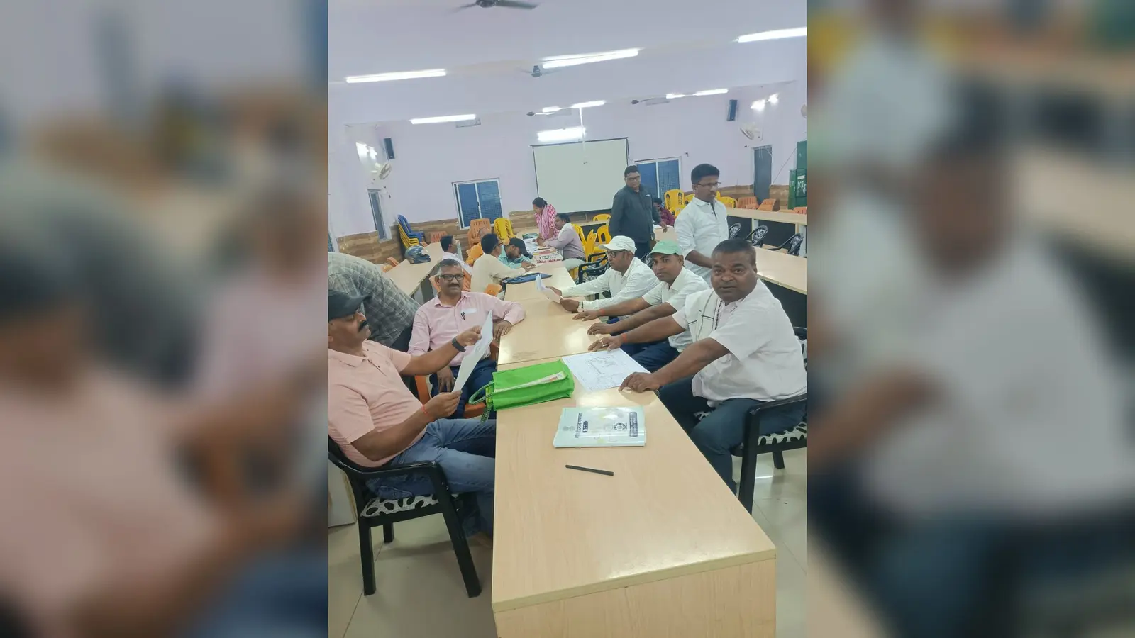 फोटो :- शिक्षक नेता अजीत के साथ अन्य शिक्षकगण | Prabhat Khabar Network फोटो :- शिक्षक नेता अजीत के साथ अन्य शिक्षकगण | Prabhat Khabar Network