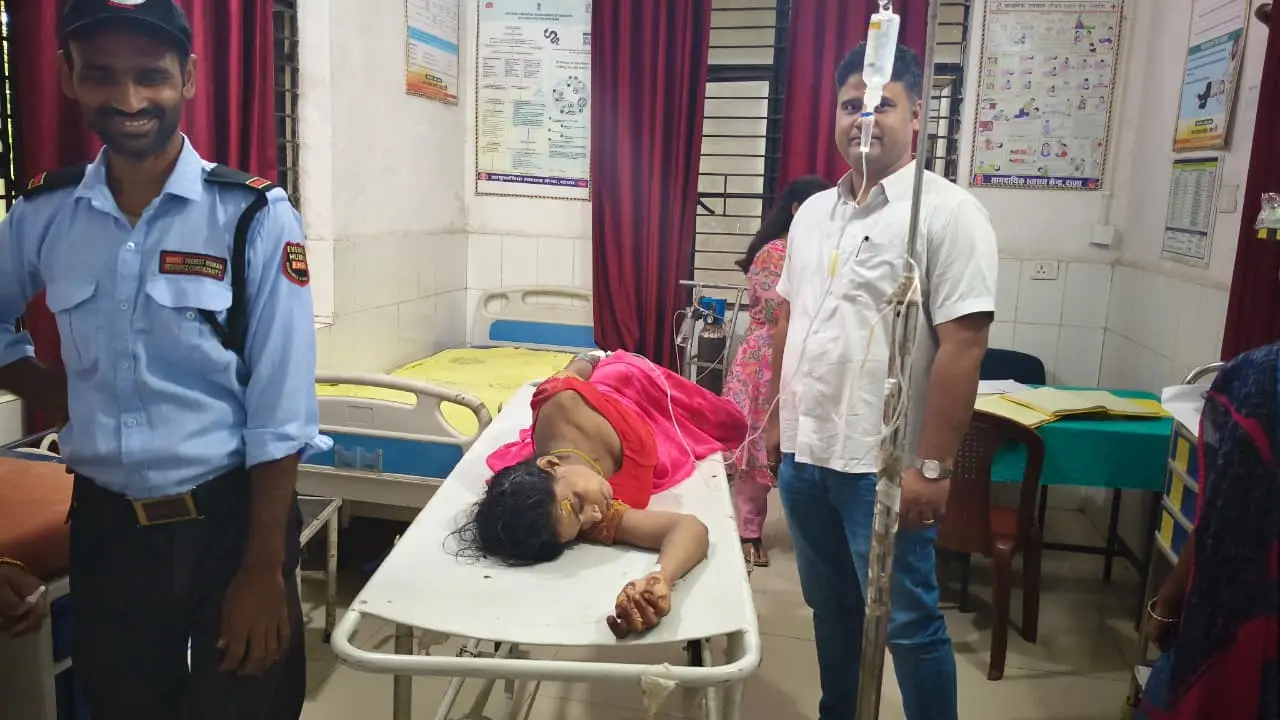 फोटो-1- दावथ सीएचसी में इलाज के लिए भर्ती बाइक सवार जख्मी महिला | Prabhat Khabar Network फोटो-1- दावथ सीएचसी में इलाज के लिए भर्ती बाइक सवार जख्मी महिला | Prabhat Khabar Network