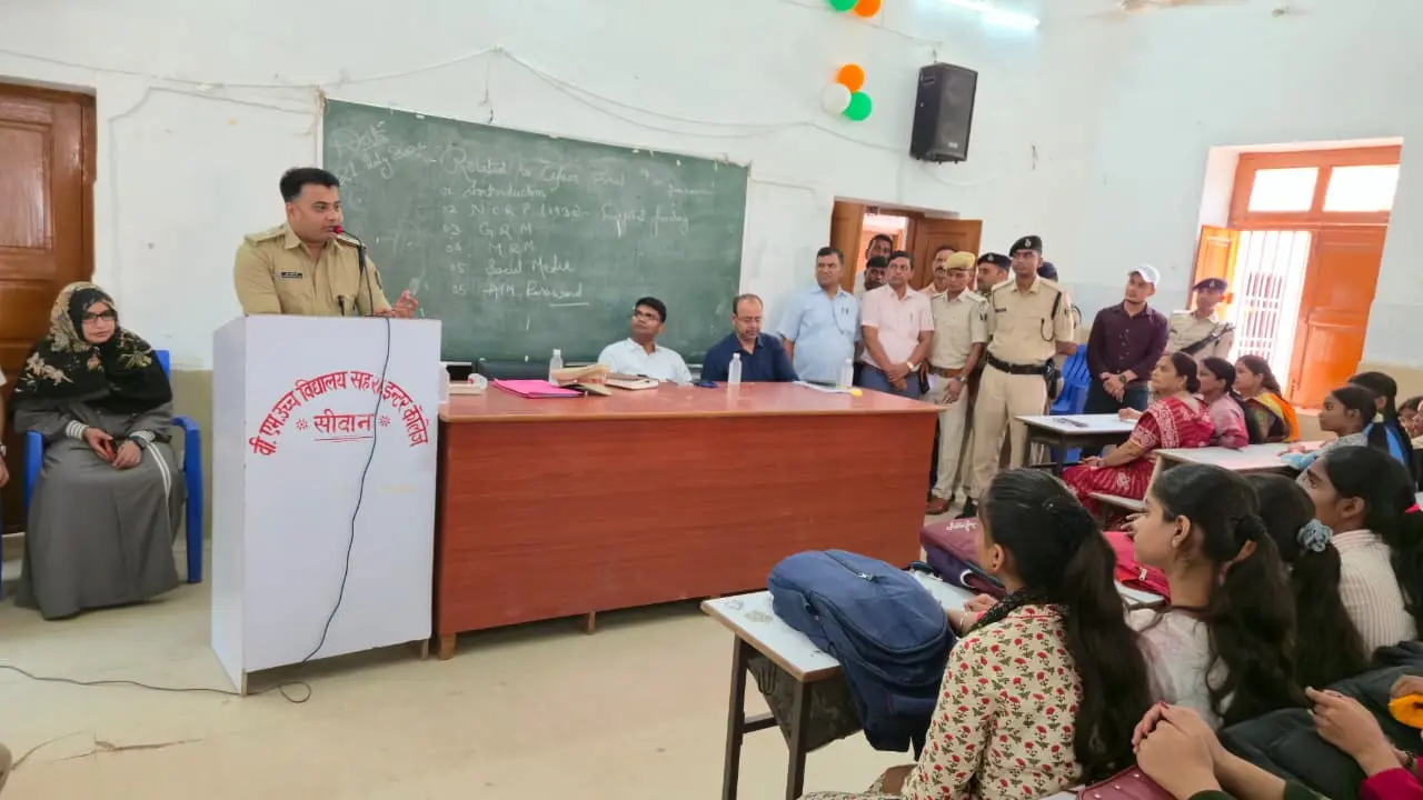 फ़ोटो.जागरूक करते एसपी व मौजूद पदाधिकारी | Prabhat Khabar Network फ़ोटो.जागरूक करते एसपी व मौजूद पदाधिकारी | Prabhat Khabar Network