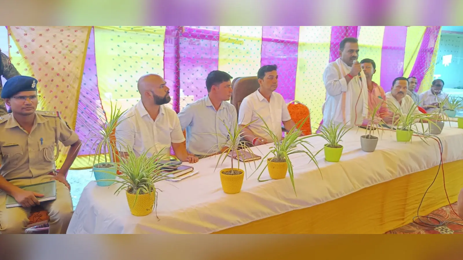 फोटो कैप्सन : सेमरा पंचायत में आयोजित सहयोग शिविर में मौजूद सदर एसडीओ, बीडीओ, सीओ व अन्य | Prabhat Khabar Network फोटो कैप्सन : सेमरा पंचायत में आयोजित सहयोग शिविर में मौजूद सदर एसडीओ, बीडीओ, सीओ व अन्य | Prabhat Khabar Network