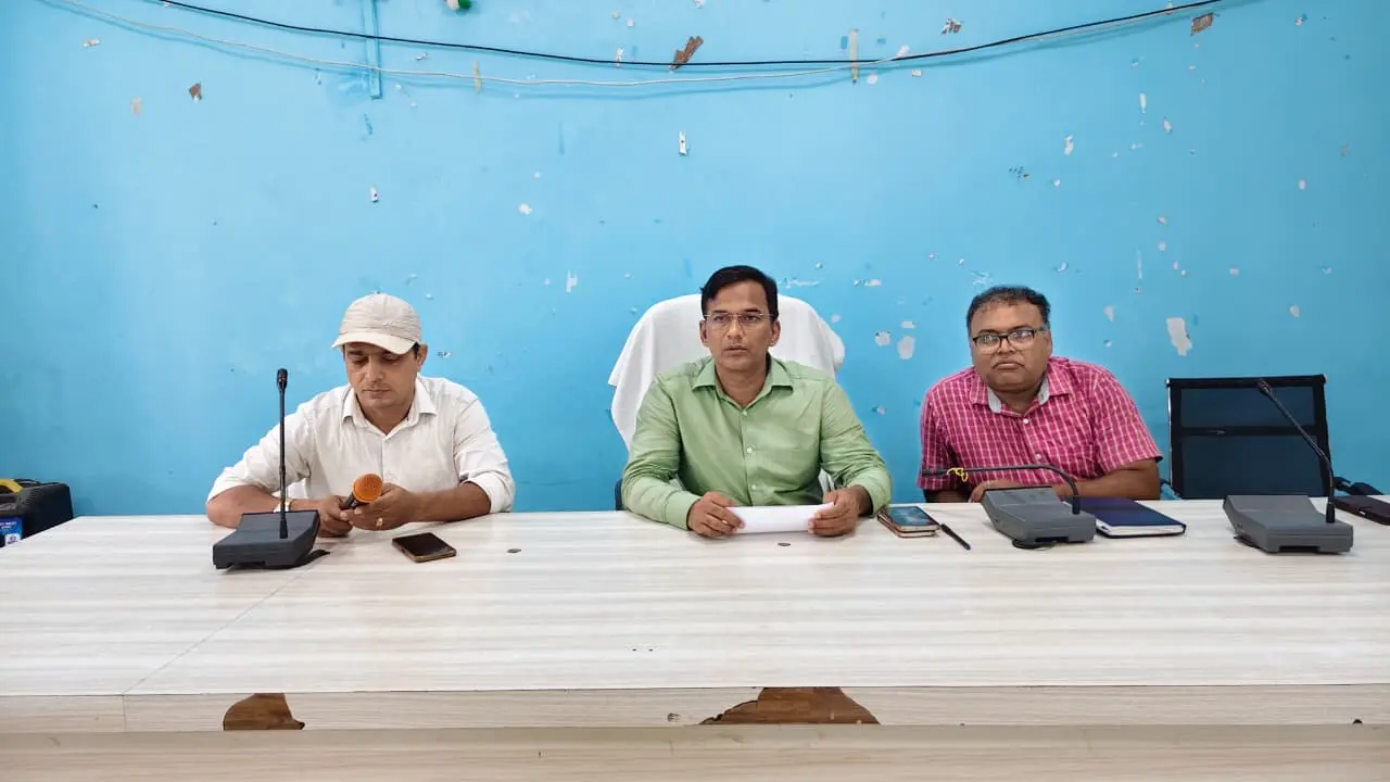 बैठक करते अधिकारी | Prabhat Khabar Network बैठक करते अधिकारी | Prabhat Khabar Network