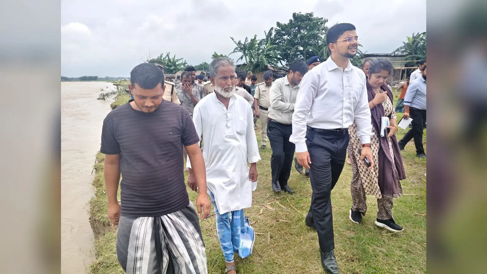 फोटो - कटाव स्थल का निरीक्षण करते डीएम व् अन्य | Prabhat Khabar Network फोटो - कटाव स्थल का निरीक्षण करते डीएम व् अन्य | Prabhat Khabar Network