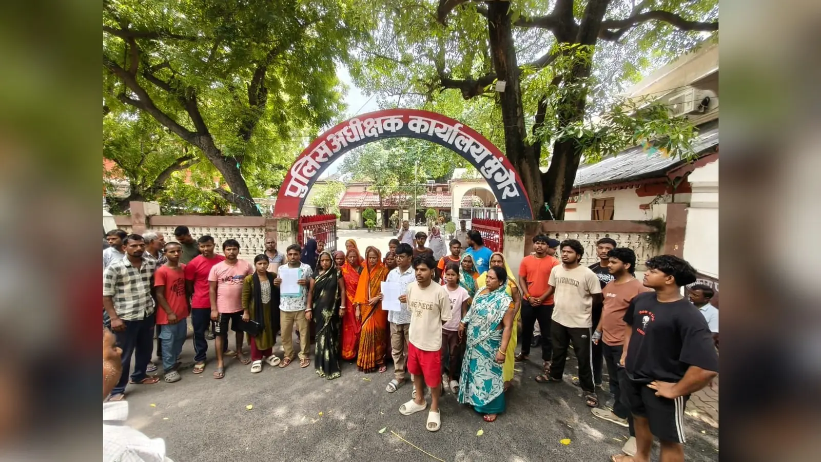 एसपी ऑफिस के समक्ष प्रदर्शन करते परिजन | Prabhat Khabar Network एसपी ऑफिस के समक्ष प्रदर्शन करते परिजन | Prabhat Khabar Network