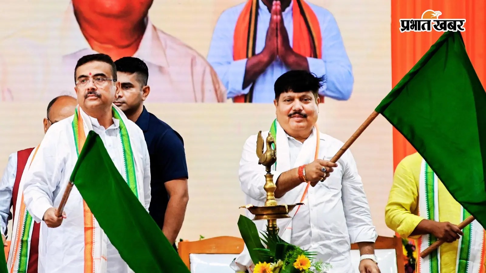 नयी बसों को हरी झंडी दिखाकर रवाना करते शुभेंदु अधिकारी और अर्जुन सिंह. नयी बसों को हरी झंडी दिखाकर रवाना करते शुभेंदु अधिकारी और अर्जुन सिंह.