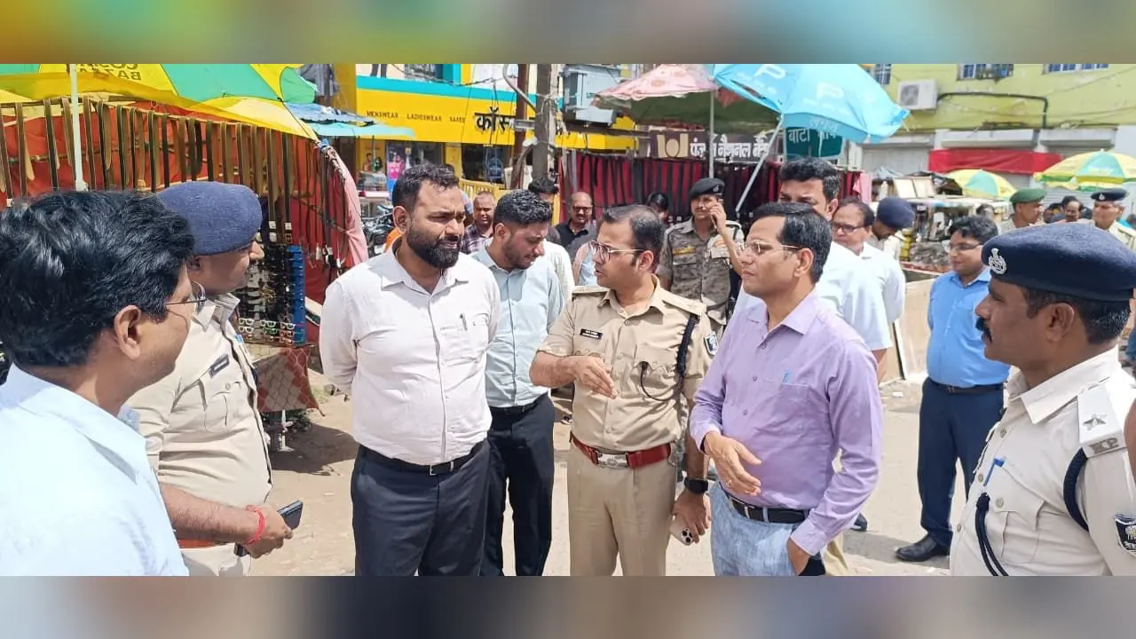 शहर के बाटा चौक पर जाम की स्थिति की जानकारी लेते डीएम-एसपी व साथ में मौजूद डीडीसी, एसडीओ तथा अन्य अधिकारी | Prabhat Khabar Network शहर के बाटा चौक पर जाम की स्थिति की जानकारी लेते डीएम-एसपी व साथ में मौजूद डीडीसी, एसडीओ तथा अन्य अधिकारी | Prabhat Khabar Network