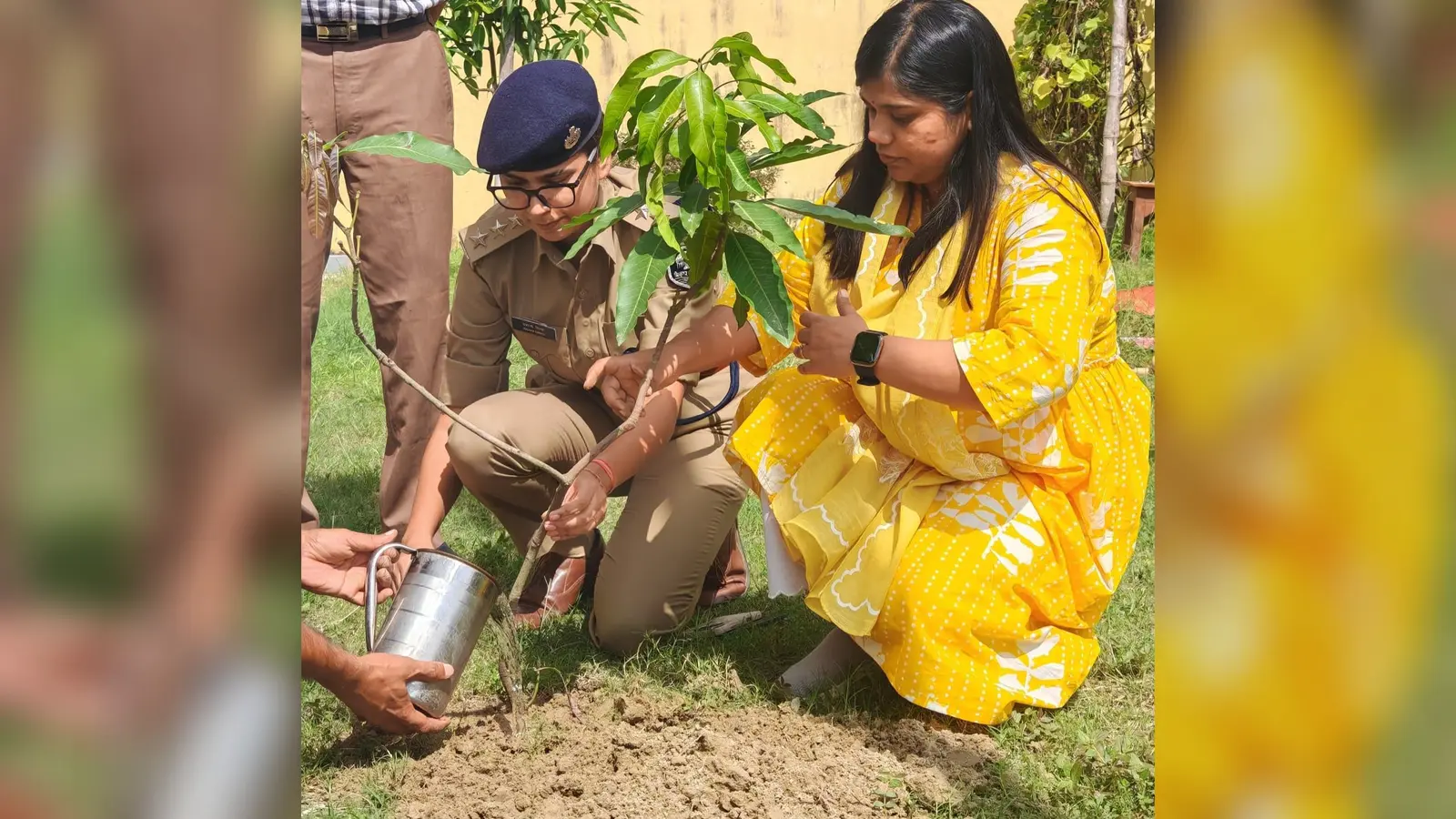 पौधारोपण के दौरान डीएम प्रतिभा रानी, साइबर डीएसपी सुश्री इशानी सिन्हा | Prabhat Khabar Network पौधारोपण के दौरान डीएम प्रतिभा रानी, साइबर डीएसपी सुश्री इशानी सिन्हा | Prabhat Khabar Network