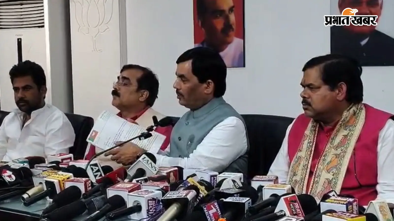 प्रेस कांफ्रेंस के दौरान शाहनवाज हुसैन, मिथिलेश तिवारी और जीवेश मिश्रा प्रेस कांफ्रेंस के दौरान शाहनवाज हुसैन, मिथिलेश तिवारी और जीवेश मिश्रा