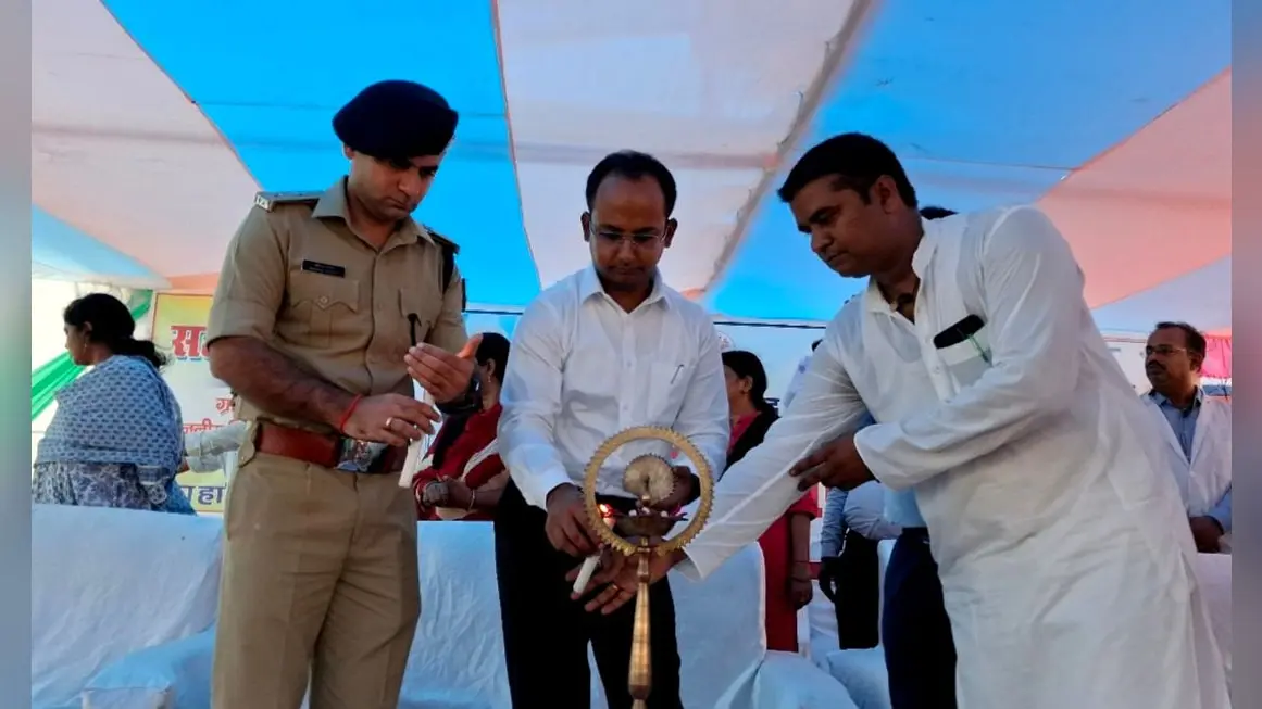फ़ोटो कैप्शन-सहयोग शिविर का उद्घाटन करते डीएम व एसपी | Prabhat Khabar Network फ़ोटो कैप्शन-सहयोग शिविर का उद्घाटन करते डीएम व एसपी | Prabhat Khabar Network