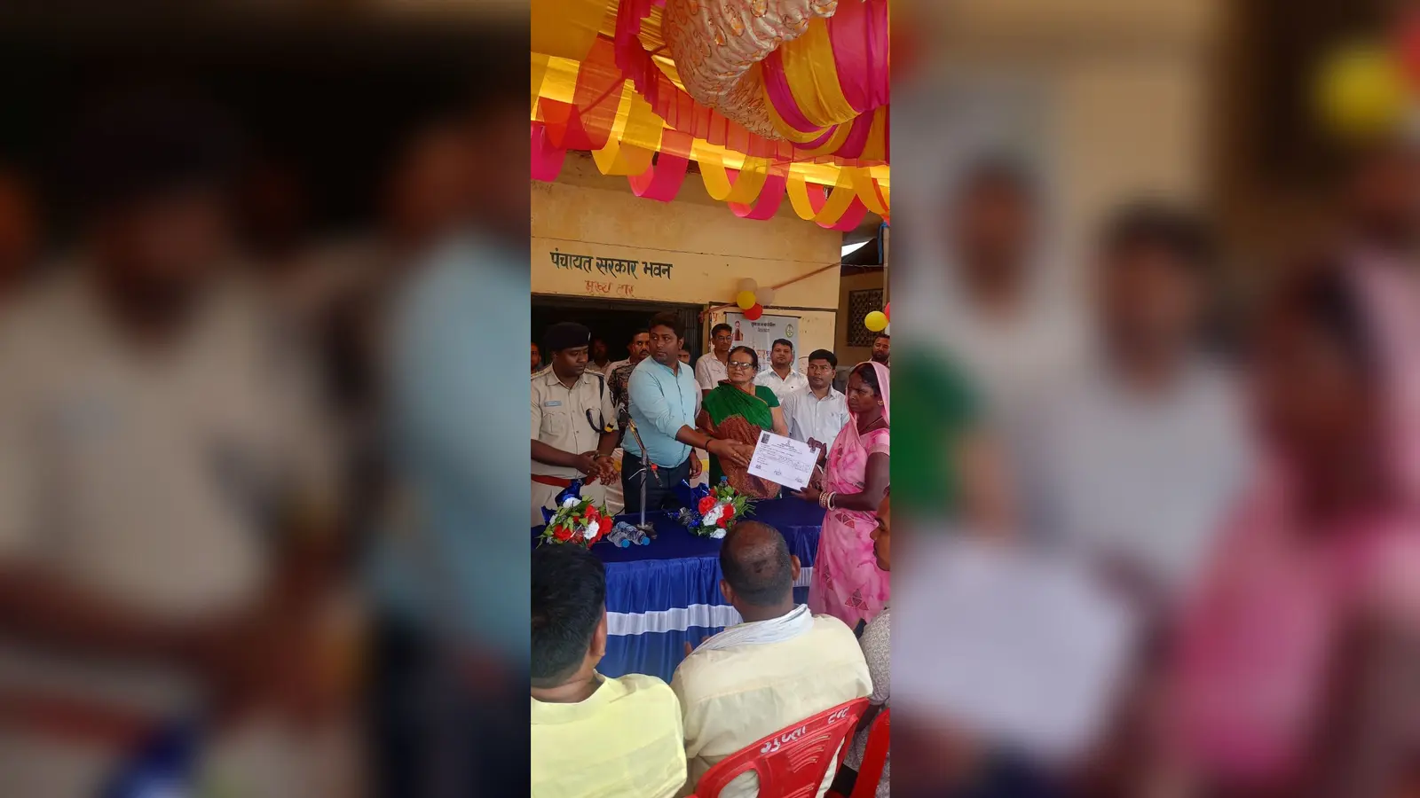 लाभुक को राशन कार्ड मुहय्या कराते अधिकारी | Prabhat Khabar Network लाभुक को राशन कार्ड मुहय्या कराते अधिकारी | Prabhat Khabar Network