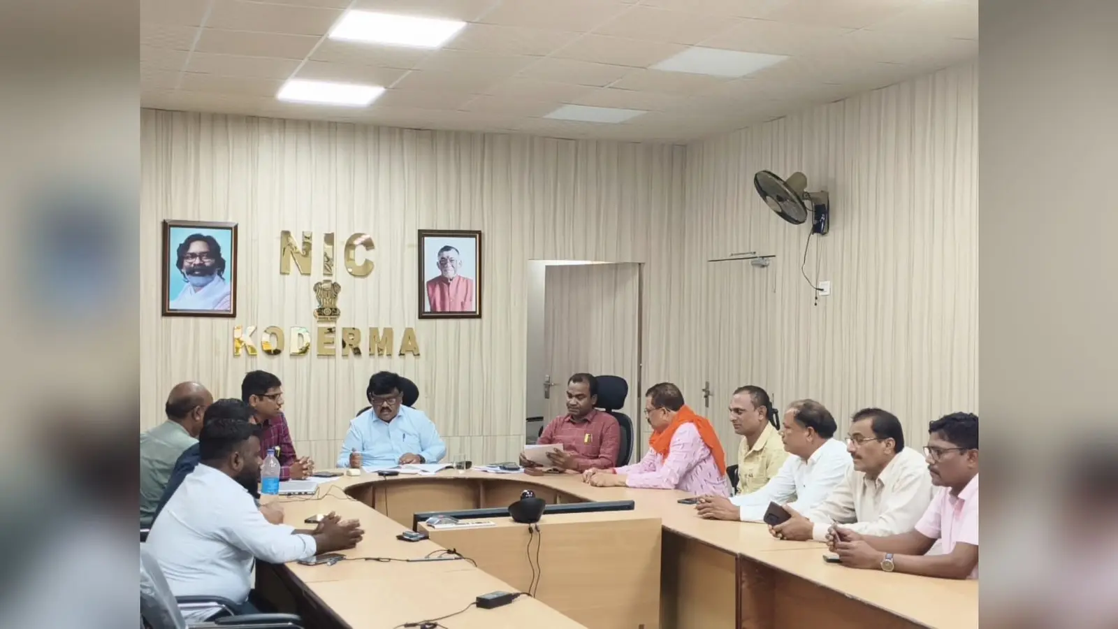 बैठक में मौजूद अधिकारी व राजनीतिक दलों के प्रतिनिधि. | Prabhat Khabar Network बैठक में मौजूद अधिकारी व राजनीतिक दलों के प्रतिनिधि. | Prabhat Khabar Network